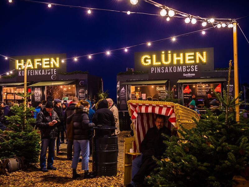 L&uuml;beck Hafengl&uuml;hen am Drehbruckenplatz &ndash; Abendstimmung