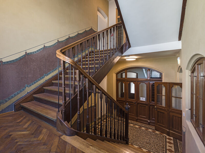 Abgebildet ist das Treppenhaus im Erdgeschoss des St. Emmerams Forum