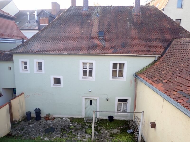 Zu sehen ist das St. Katharinenspital Schreiberhaus mit Blick vom Innenhof auf die Nordfassade vor der Sanierung