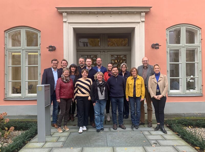 Gruppenbild &ndash; Vertreter der Mitgliedsst&auml;dte AG Historische St&auml;dte im Nov 2023 in L&uuml;beck